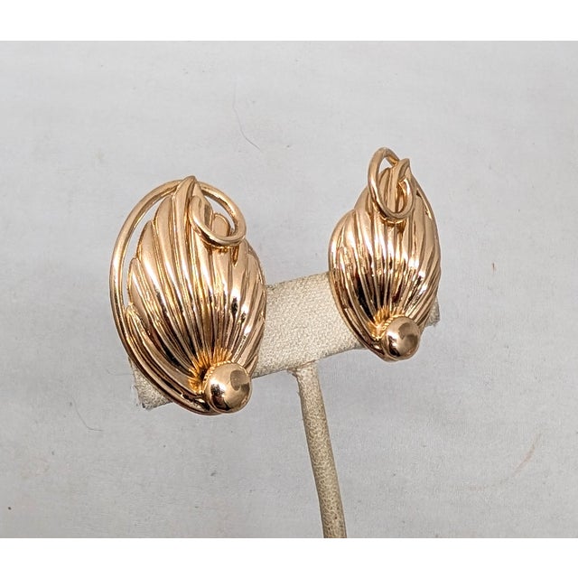 Mid-Century Modern Vintage 1950s Signed Napier Goldtone Ribbed Leaf With Curled Stem Clip Earrings-2 Pieces For Sale - Image 3 of 7