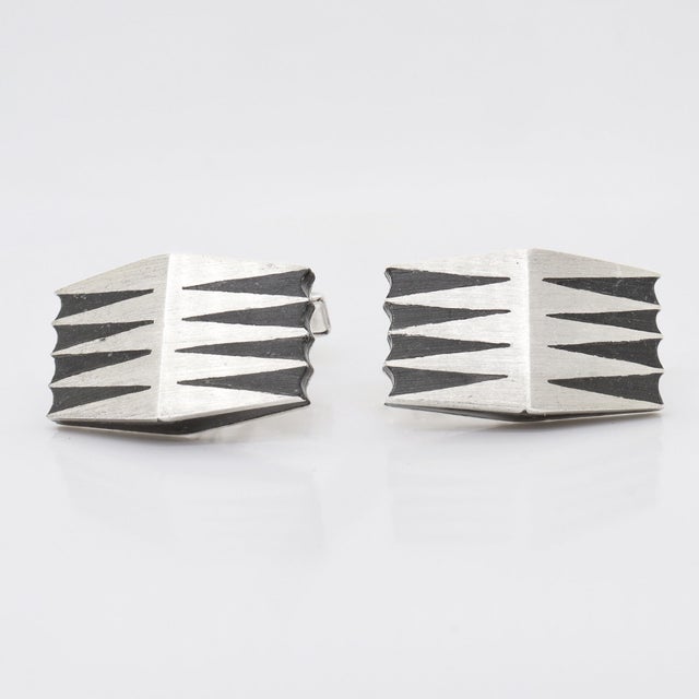 1970s Pair of Tono De Taxco Peidra Negra Sterling Silver & Onyx Modernist Cufflinks For Sale - Image 4 of 10