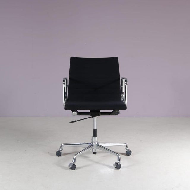 A wonderful desk or conference chair, model EA118, designed by Charles & Ray Eames and manufactured by Vitra in Germany in...