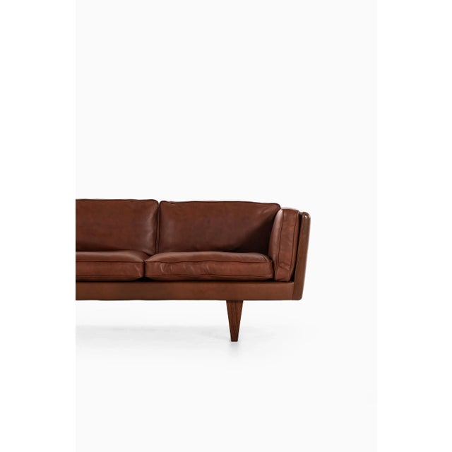 Mid-Century Modern V11 Sofa by Illum Wikkelsø for Holger Christiansen, 1960s For Sale - Image 3 of 9