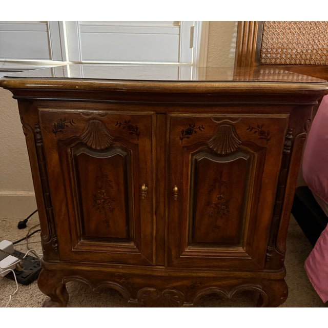 French Provincial 1960s Drexel Heritage French Provincial Louis XV Carved Walnut Nightstands, Pair For Sale - Image 3 of 18