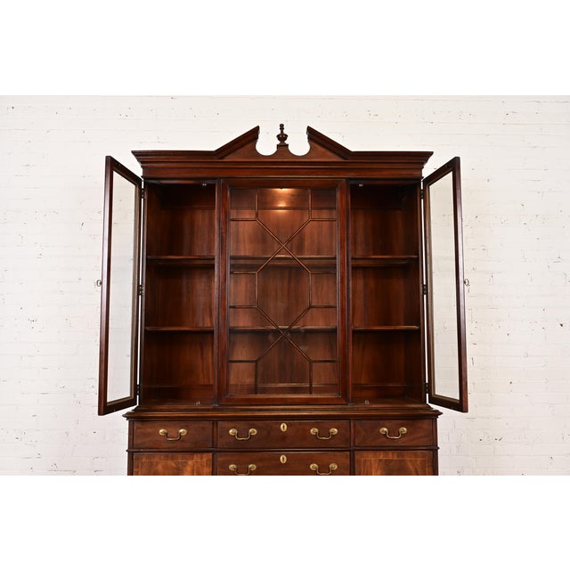 Baker Furniture Style Georgian Flame Mahogany Lighted Breakfront Bookcase Cabinet For Sale - Image 10 of 15