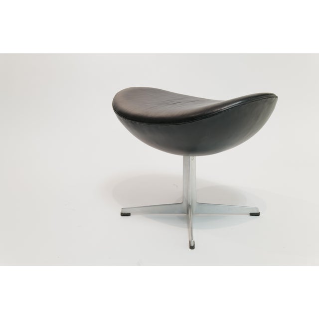 Mid 20th Century Arne Jacobsen Black Leather Egg Chair with Ottoman for Fritz Hansen For Sale - Image 14 of 15
