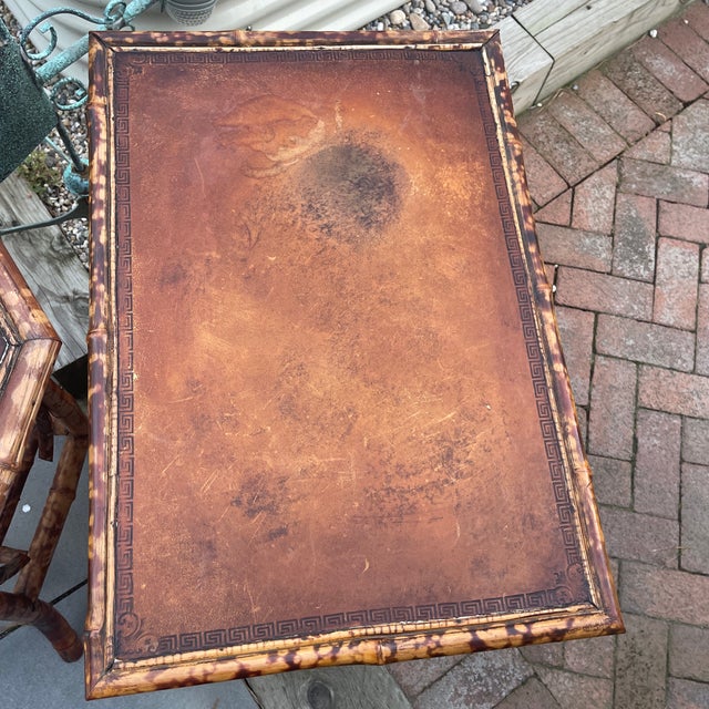 Mid-Century British Colonial Faux Bamboo Side Tables With Leather Tops, Pair – Tortoiseshell Finish, 1970s For Sale - Image 4 of 9