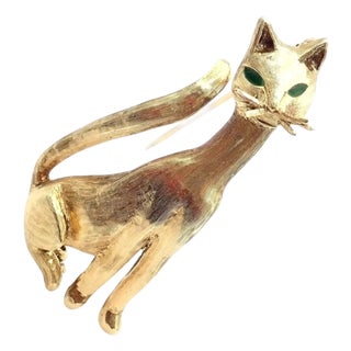 Mid 20th Century Tiffany & Co. Yellow Gold Emerald Cat Pin Brooch For Sale