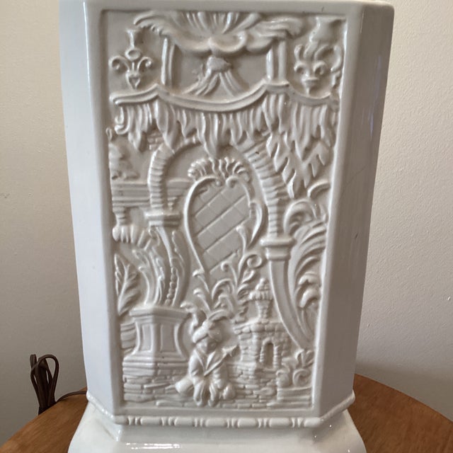 Vintage Chinoiserie Pagoda Style Table Lamp With White Textured Porcelain Body Mounted on Dark Wood Base For Sale - Image 4 of 12