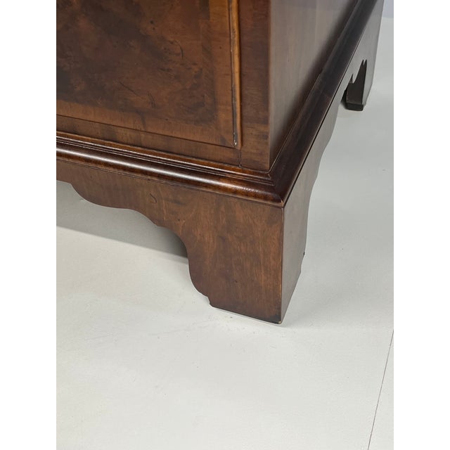 Late 20th Century Henredon Aston Court Banded Mahogany and Burlwood Chest on Chest For Sale - Image 17 of 17