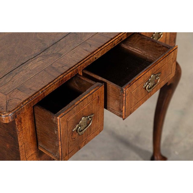 George I Walnut Kneehole Lowboy Side Table, 1720 For Sale - Image 12 of 16