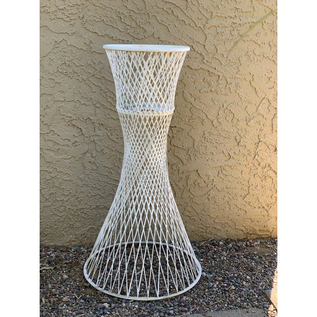 This lightweight and almost indestructible, spun fiberglass patio planter by Russell Woodard is a classic mid-century...