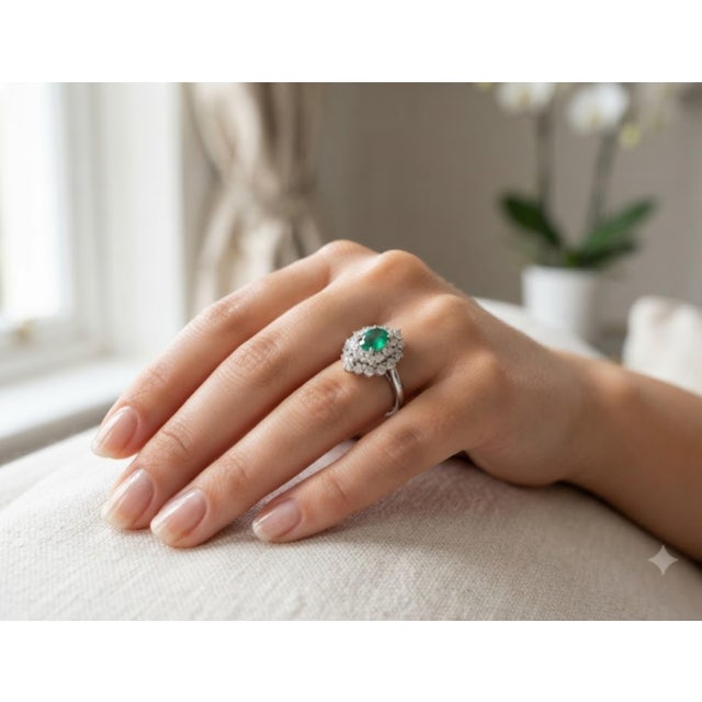 Emerald Natural Emerald 0.79cts & Diamond 0.93cts Ring in 18k Gold For Sale - Image 8 of 8