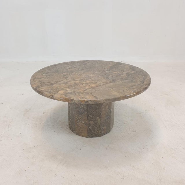 Very nice round Italian marble coffee table, 1980s. The fabulous marble features a beautiful pattern of different colors....