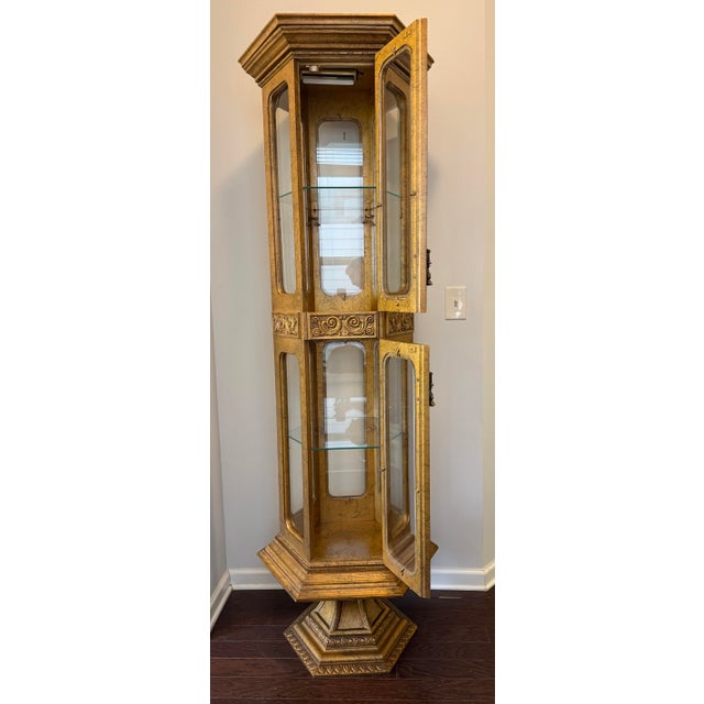 Hollywood Regency 1980s Hollywood Regency Hexagonal Parcel-Gilt Lighted Curio Vitrine Cabinet For Sale - Image 4 of 6