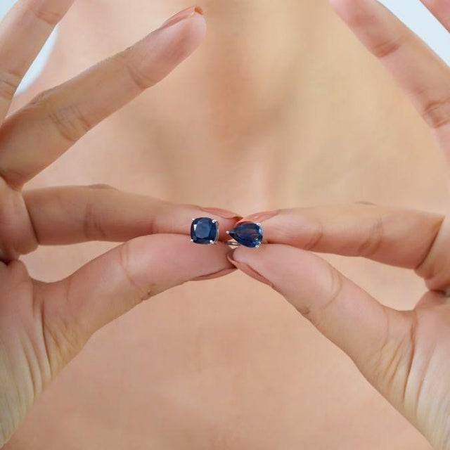 Mid-Century Modern 4 Carat Natural Blue Sapphire Toi Et Moi Cockrtail Ring Size 5.5 in 18k Gold For Sale - Image 3 of 16