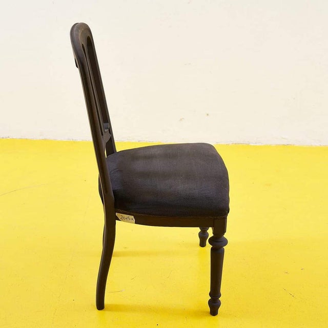 Discover the timeless beauty of this vintage chair, featuring an elegant and luxurious design. With its wooden frame and...