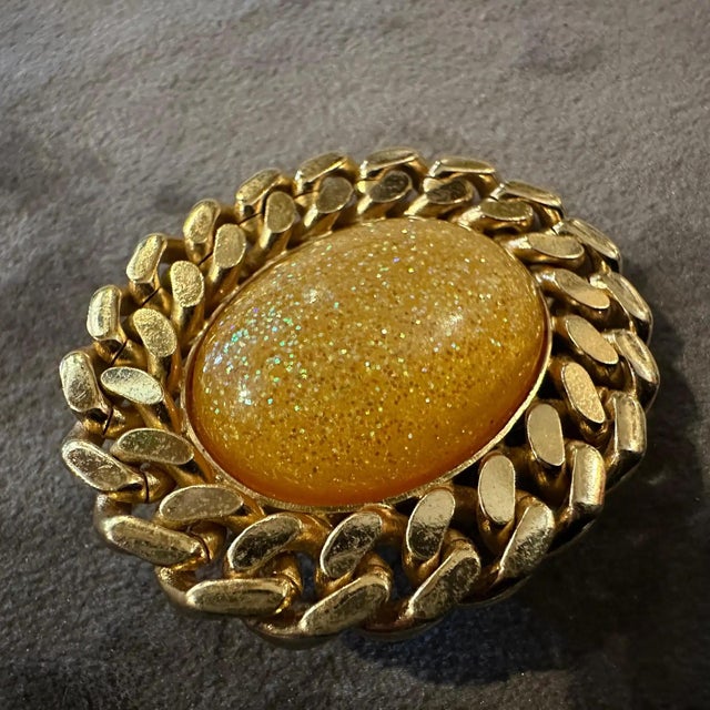 A 1970s Gilt Metal and Faux Oval Gold Pearls Italian Set of Clip-on Earrings For Sale - Image 6 of 9