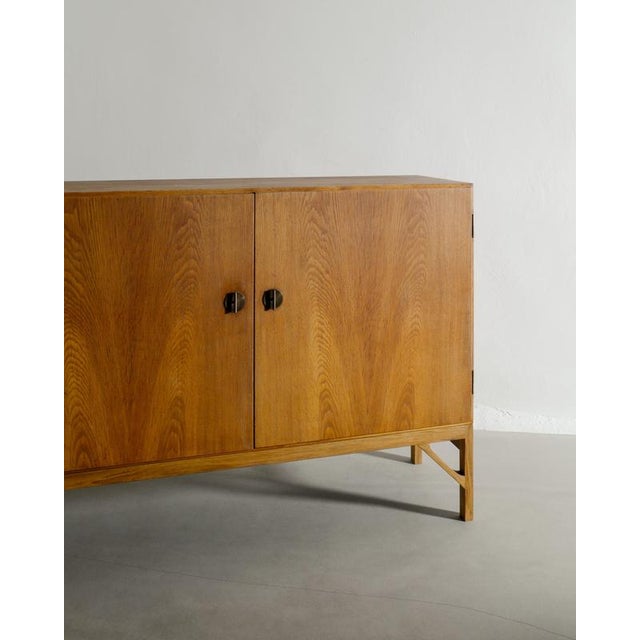 Mid-Century Modern Danish Wooden 232 Sideboard in Oak and Brass by Børge Mogensen, 1960s For Sale - Image 4 of 7