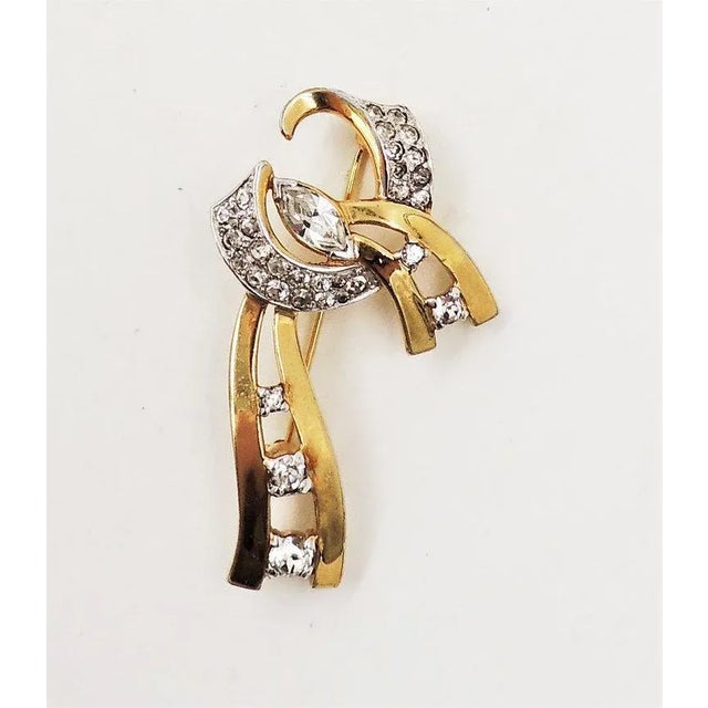 1940s Vintage 1940s Signed Mazer Goldtone Clear Rhinestone Ribbon Brooch For Sale - Image 5 of 8
