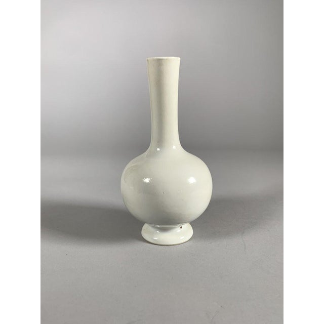 Dehua porcelain vase, Kangxi Dynasty (1661-1722), monochrome China For Sale - Image 4 of 9