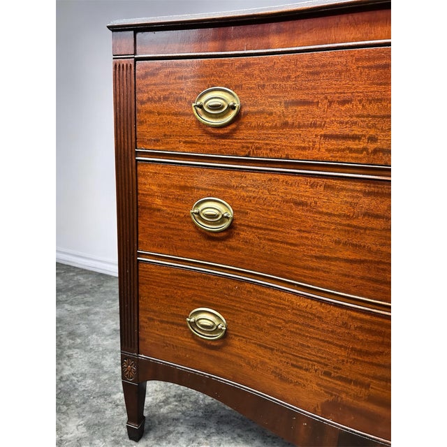 1950s Kindel Grand Rapids Antique Mahogany Cliveden Serpentine 3-Drawer Chest For Sale - Image 11 of 12
