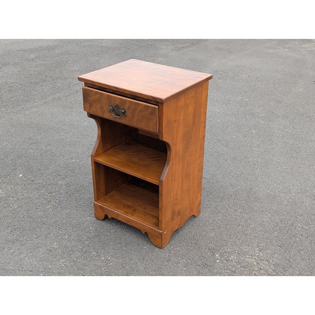 Ethan Allen Vintage Ethan Allen Baumritter Heirloom | Farmhouse Maple End Table | Nutmeg Colonial Side Table For Sale - Image 4 of 12