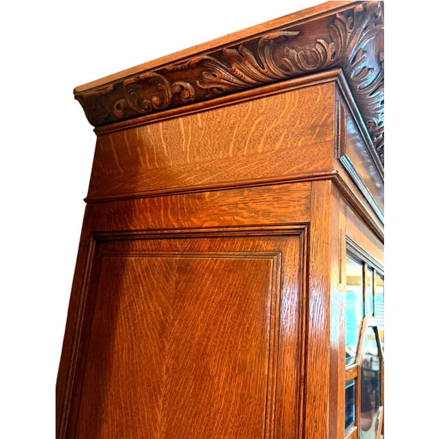 Antique C. 1900-1915 Quarter-Sawn Tiger Oak Beveled Glass Display China Cabinet For Sale In Dallas - Image 6 of 18