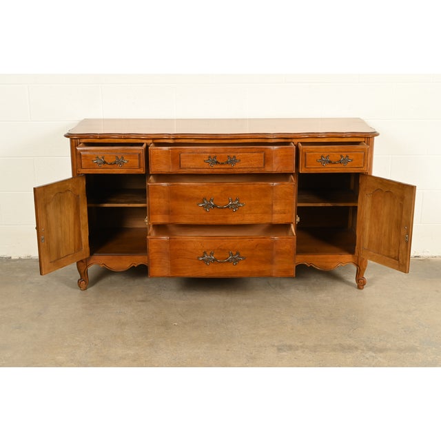 1970s Thomasville French Provincial Louis XV Carved Walnut Sideboard Credenza, Circa 1970s For Sale - Image 5 of 16