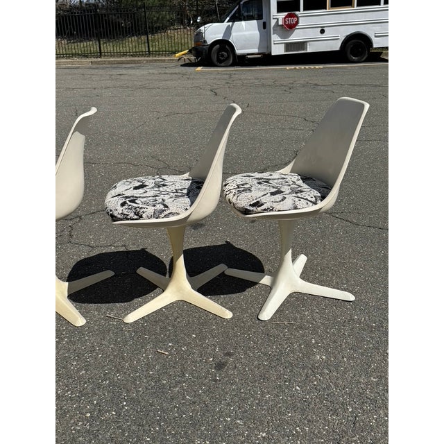 Metal 1960s Burke Tulip Round White Dining Table W/ 4 Chairs & Cushions For Sale - Image 7 of 17