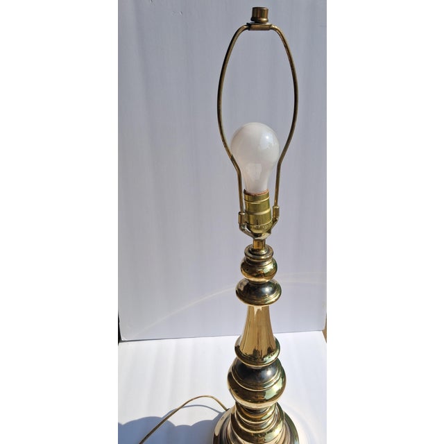 Add a touch of timeless elegance to your home with this stunning vintage Stiffel table lamp. Crafted in the 1960s-1970s,...