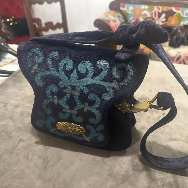 1970s Gorgeous Blue and Turquoise Velvet and Brass Shoulder Bag by Beghé Reation For Sale - Image 12 of 14