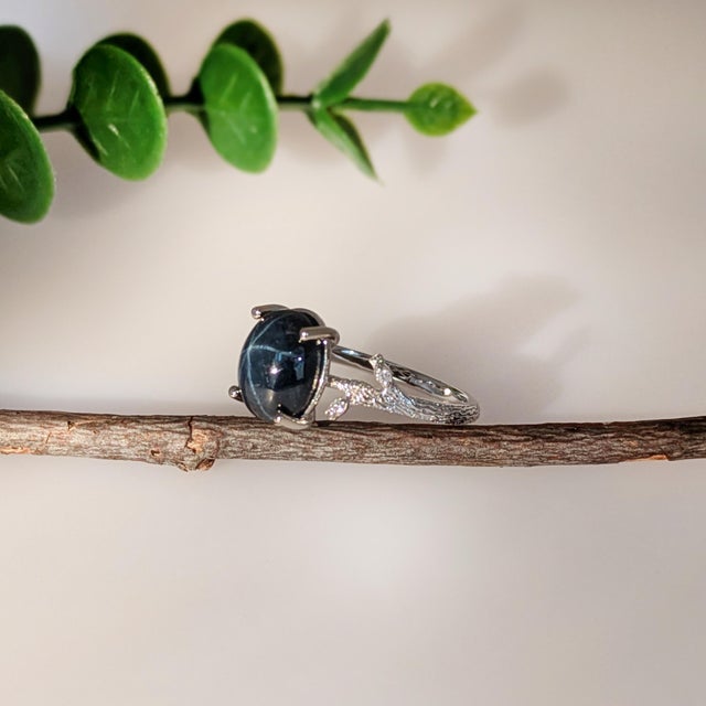 3.7ct Star Sapphire Ring With Natural Diamond Accents: Solid 14k Gold, 10x8mm, Size 6.75 For Sale - Image 4 of 6