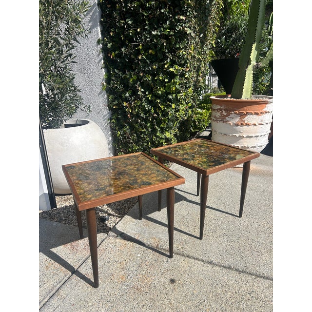 Wood Pair of Vintage Resin Mottled Pebble Top Nesting Side Tables, Set of 2 For Sale - Image 7 of 14