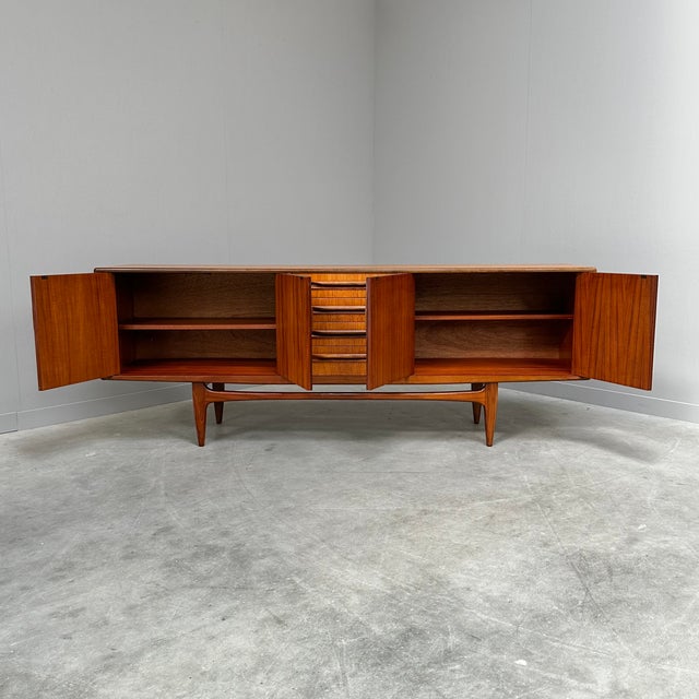 Mid-Century Modern Vintage Sideboard in Teak by V. Wilkins for G-Plan, 1960s For Sale - Image 3 of 18