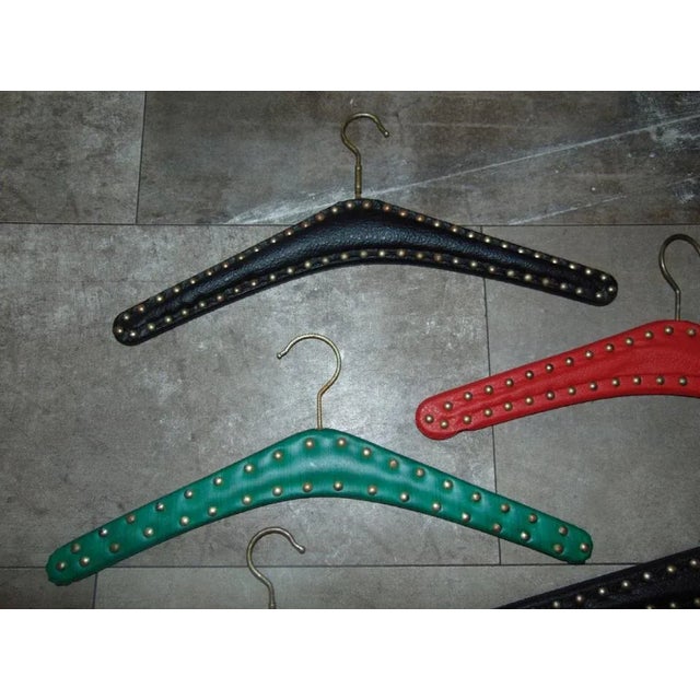 Wooden hangers, vintage 1950s-1970s. Dimensions: height 19.5 cm, width 42 cm, depth 2 cm.