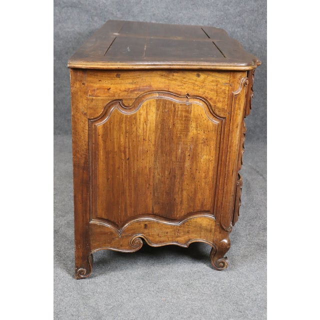 Large Fine Quality 18th Century Carved Walnut French Louis XV Style Commode For Sale In Philadelphia - Image 6 of 12