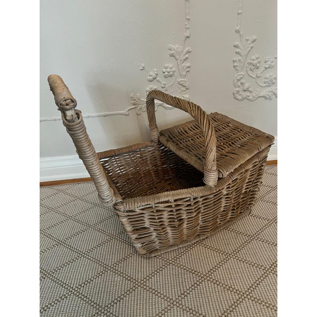 Mid-Century Modern Woven Rattan Picnic Basket with Center Handle and Duo Opening Sides For Sale - Image 3 of 9