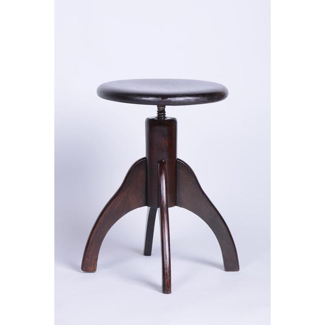 Min. height: 47 cm / 18,5″ Max. height: 63.5 cm / 25″ This elegant piano stool originates from 1940s Czechoslovakia and...