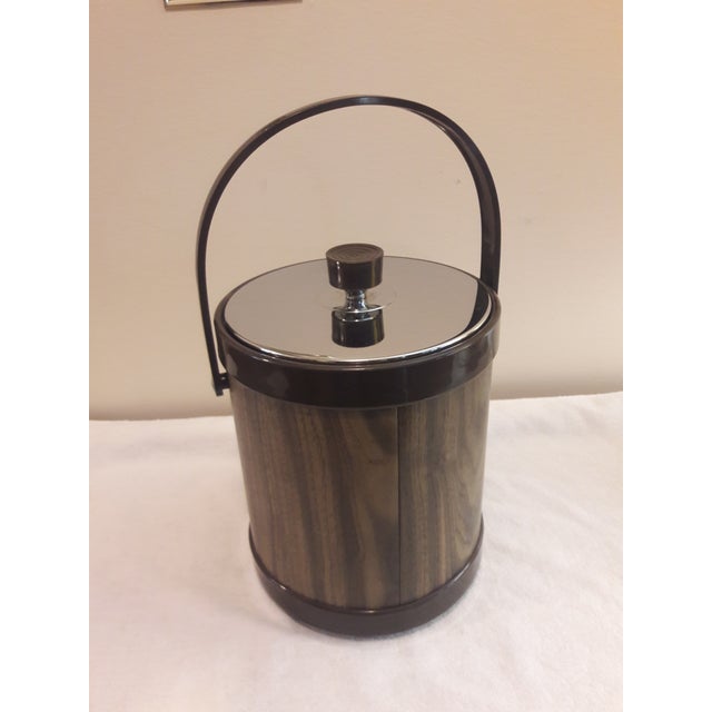 1960s Vintage Retro Atapco Faux Wood Grain / Chrome Lid Round Ice Bucket For Sale - Image 5 of 5
