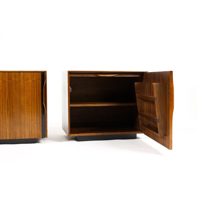 1970s Mid Century Vintage Walnut Nightstand Bedside Cabinet— John Kapel for Glenn of California — Pair For Sale In Los Angeles - Image 6 of 13
