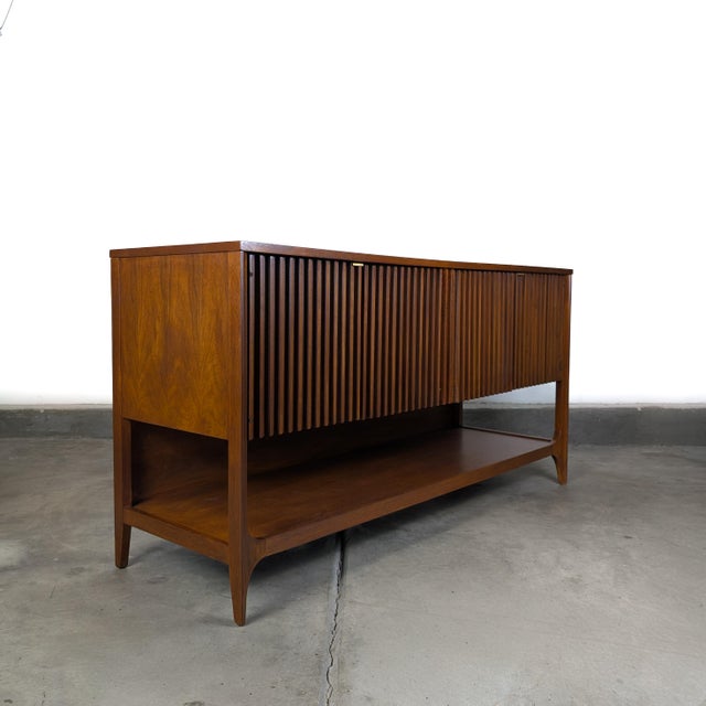 1960s Mid Century Modern Walnut Console by Broyhill, Brasilia Collection, C1960s For Sale - Image 5 of 15