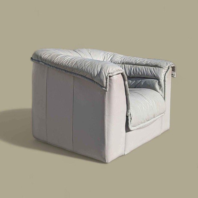 Late 20th Century Natuzzi Italian Leather Lounge Chair in Light Gray, Mid-Century, Postmodern For Sale In Los Angeles - Image 6 of 11