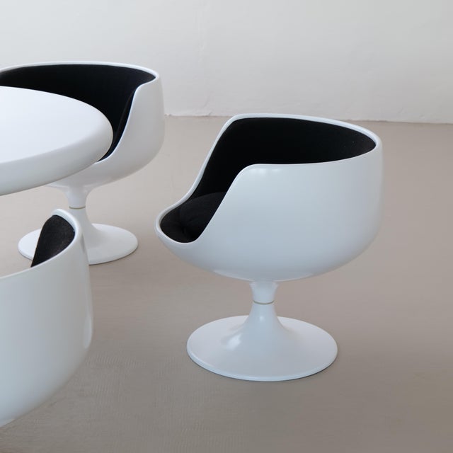 Mid-Century Modern Cognac Dining Chairs and Santarelli Table by Eero Aarnio for Asko, 1970s, Set of 6 For Sale - Image 3 of 8