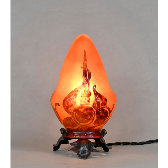 CHARLES SCHNEIDER - le verre Français A wonderful 1920-1930 French art deco night lamp in wrought iron with a nice...