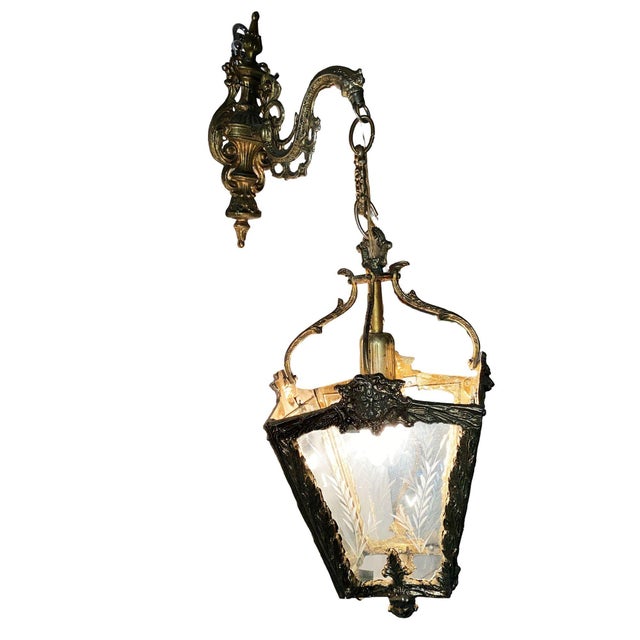 1940s Italian Rococco Style Brass Lantern Hanging Wall Sconce W/ Etched Glass Panels For Sale - Image 4 of 16
