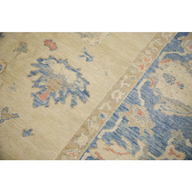 This modern Turkish Oushak rug is a stunning piece of art that has been handwoven using traditional techniques by skilled...