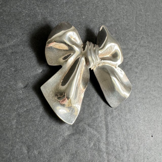 Art Nouveau Vintage Bow Brooch Silver Plated Ribbon Pin For Sale - Image 3 of 7