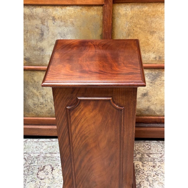 Georgian Inspired Figured Mahogany Pedestal For Sale In San Francisco - Image 6 of 12