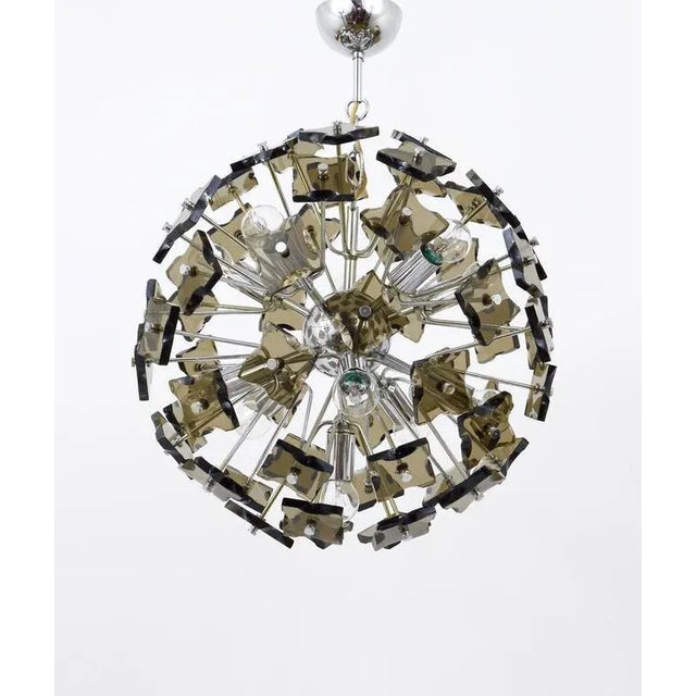 A beautiful and impressive Italian Sputnik chandelier from the 1960s in the manner of Fontana Arte. 60 hand-chipped glass...