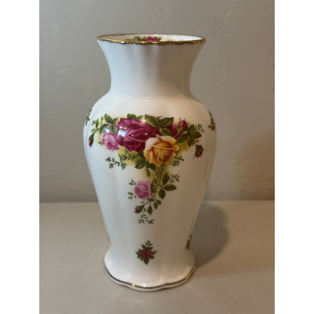 English 1962 Royal Albert Old Country Roses 7" Porcelain Vase Bone China For Sale - Image 3 of 12