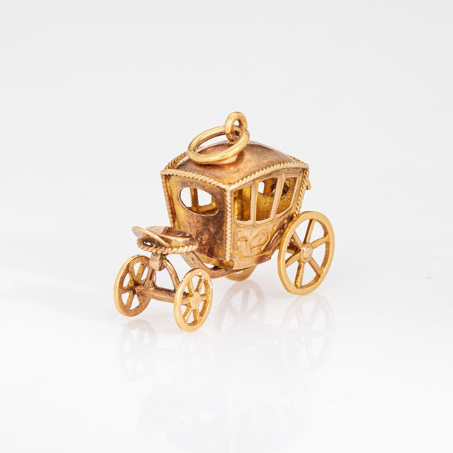 Mid-Century Modern Vintage Portuguese Carriage Charm 19k Yellow Gold Pendant Fine Jewelry For Sale - Image 3 of 7