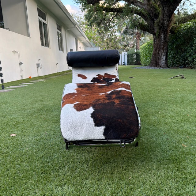 Vintage, Great Condition! Le Corbusier Attributed Cow Hide Chaise: Lc4 For Sale In Miami - Image 6 of 8